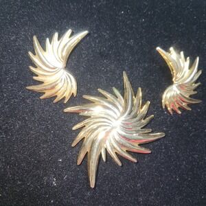 Vintage Gold Tone Sunburst Brooch and Wing Earrings Jewelry Set Swirl Design